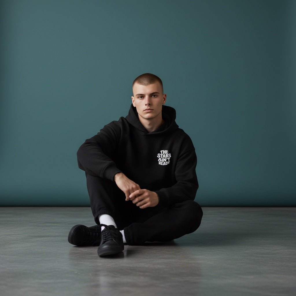 « THE STARS AINT READY. »Oversize Fleeced Hoodie Black. - GRAND B